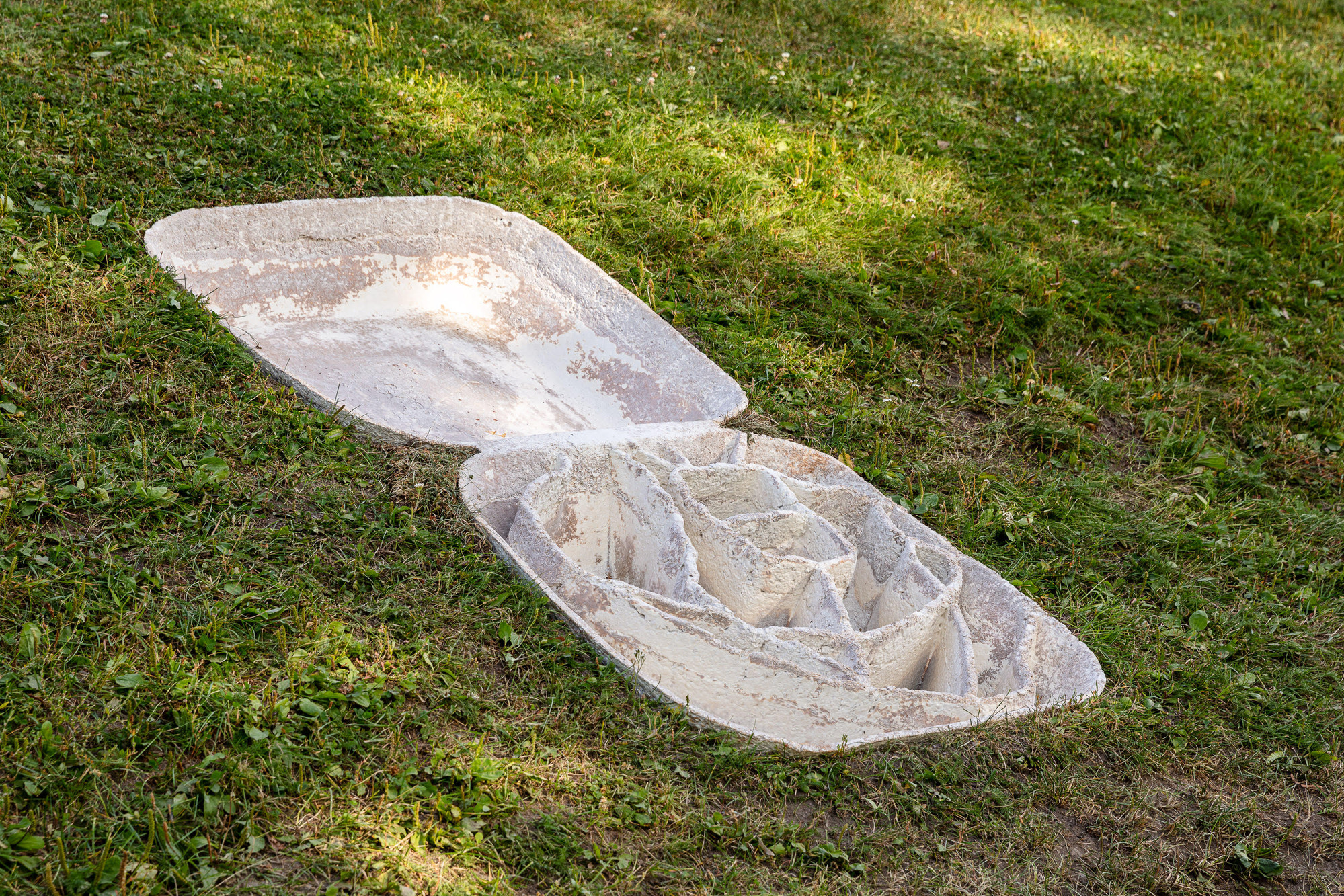 Edification (Oslo Botanical Garden). Mycelium composite and reinforced concrete, 46 x 177 x 88 cm. Commissioned for the Sculpture triennial 2021 in Tøyenparken, by The Association of Norwegian Sculptors. Photo by Tor Simen Ulstein. 