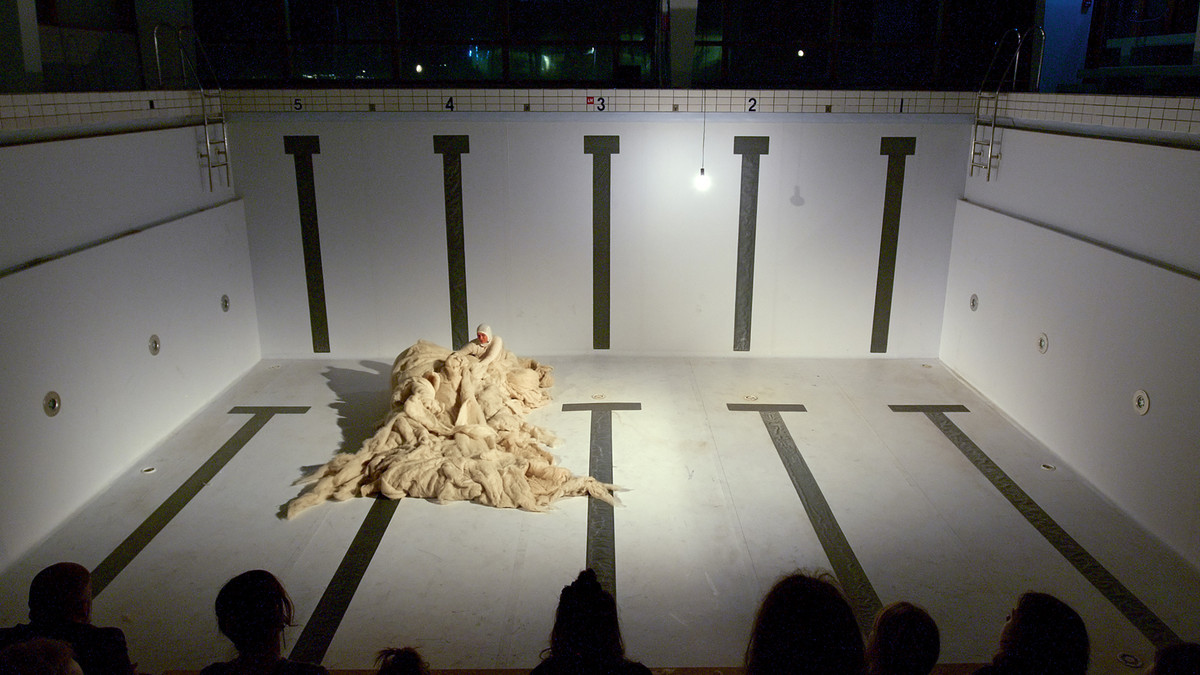 WOOLWALKER. Performance by Marita Isobel Solberg at Alfheim Public Bath. Presented in collaboration with Kurant9000 in Tromsø. Photo: Mihaly Stefanovic.