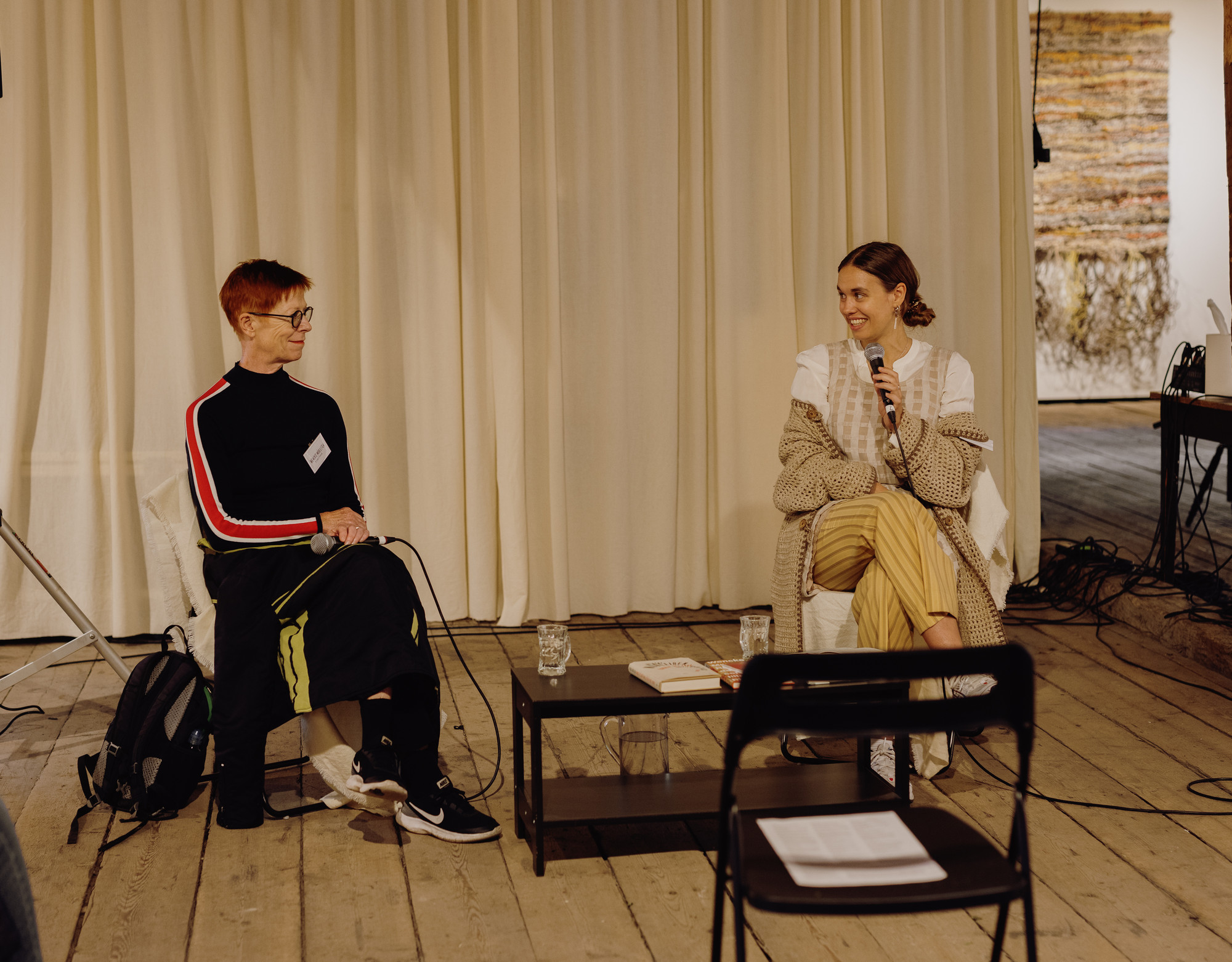 Wencke Mühleisen and curator Una Mathiesen Gjerde in conversation at Hovedøya. Photo: Jan Khür.