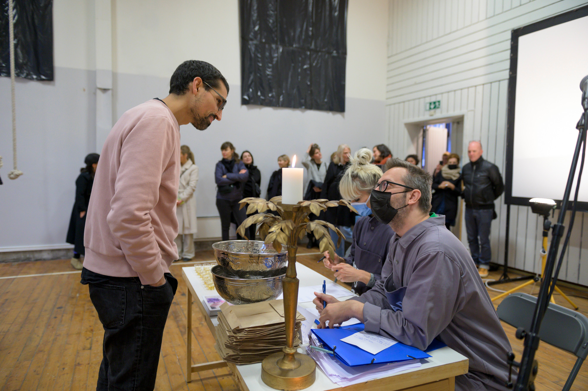 “Magpies to the echoes exchange”, entrance, personal questions and drinks from Transylvania, Romania, brought by Apparatus 22. Photo: Daniel Hansen.