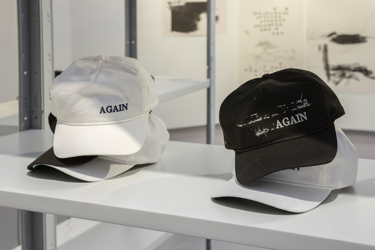 Øvelse (caps) / Exercise (caps), 2017
Five official Make America Great Again classic rope hats - black and white, partially embroidered.
Photo by Øystein Thorvaldsen from the exhibition UTTAK at Tegnerforbundet, Oslo, FEB 2017.
Trond Hugo Haugen / BONO
