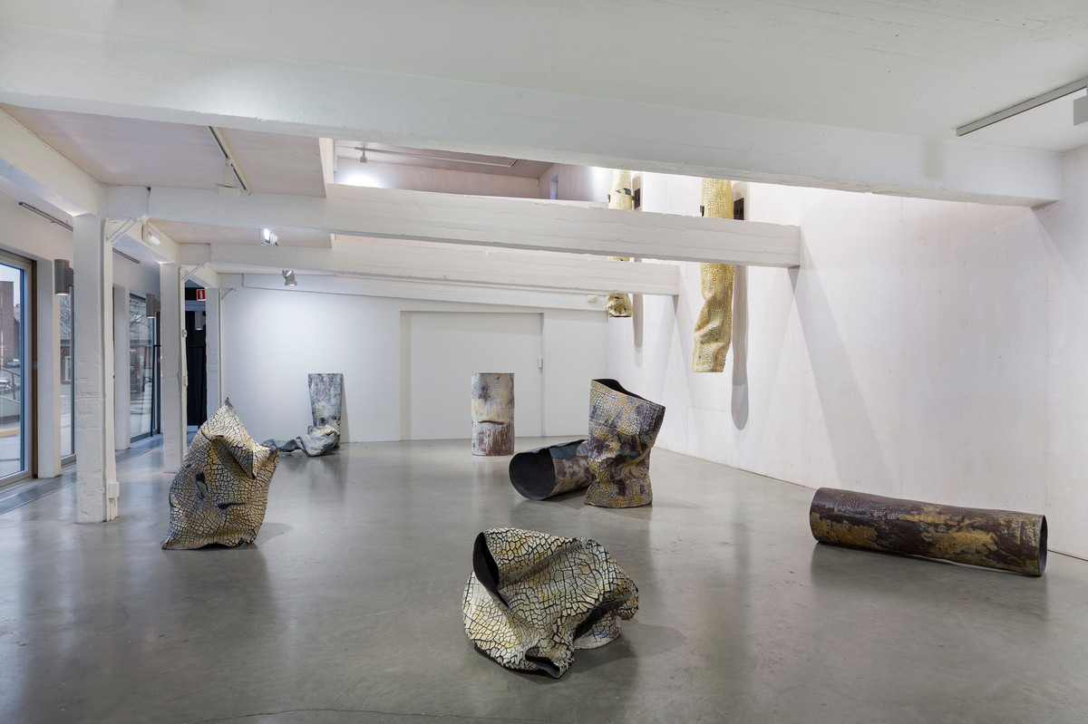 White to Earth. Marte Johnslien, 2020. Installation of ceramic sculptures glazed with titanium dioxide. ROM for kunst og arkitektur, Oslo. Photo: ROM for kunst og arkitektur