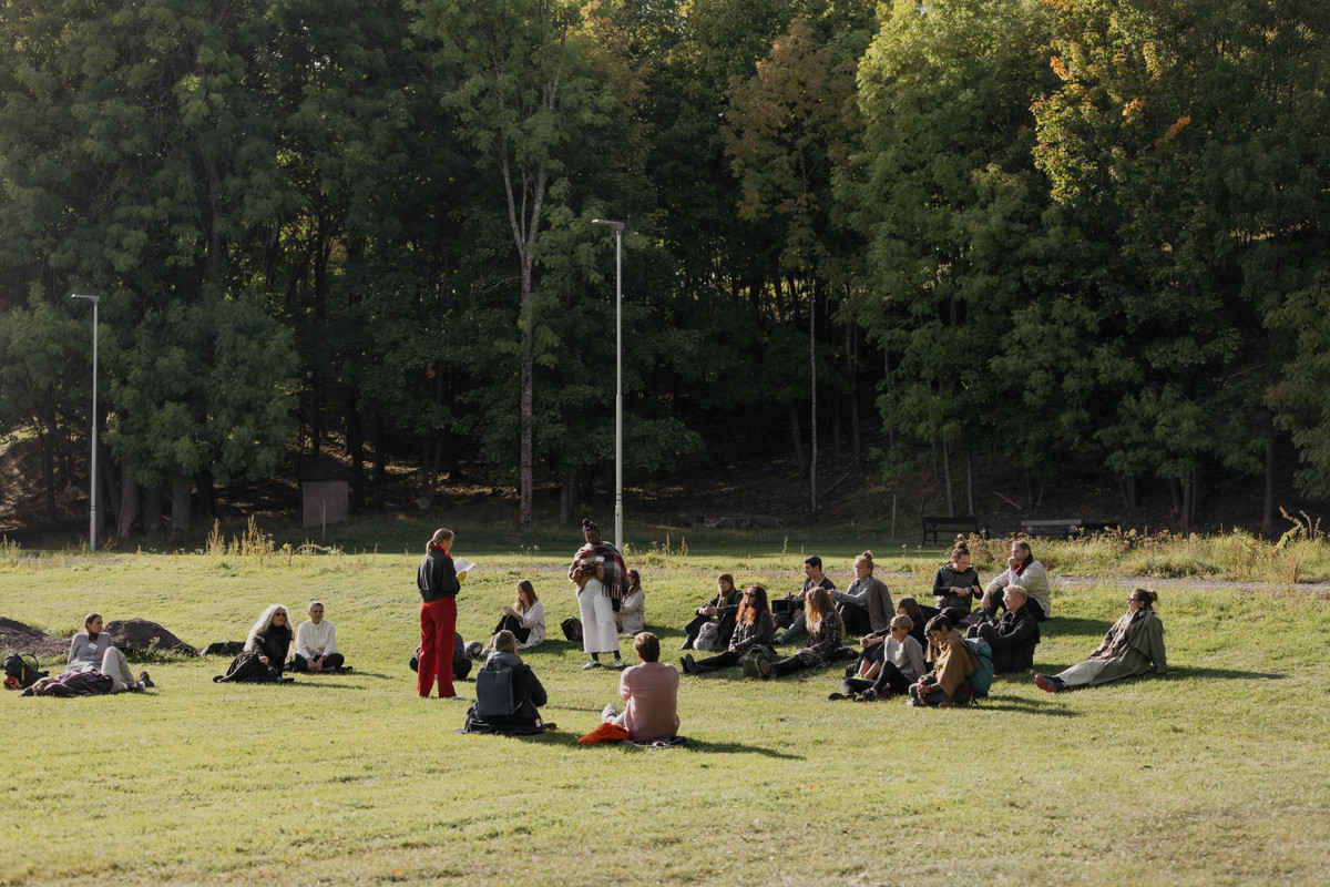 Performative reading by Ane Barstad Solvang at Hovedøya. Photo: Jan Khür, Coast Contemporary