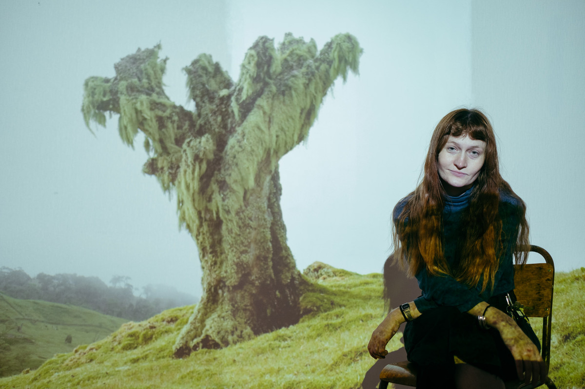 Eline Benjaminsen at Velferden, Coast Contemporary in front of the screening of Footprints in the Valley (08:50 minutes, 4K, 2024) by
Eline Benjaminsen & Elias Kimaiyo.