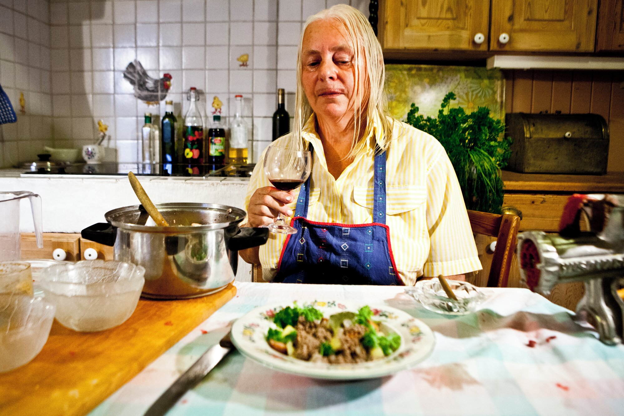 "Hanna Fauske TV", a fictional TV cooking show by Fauske, screened in a cabin at Hurtigruten during edition one curated by Helga-Marie Norby and Tanja Sæter in 2017. Co-presented with RAKE visningsrom in Trondheim.