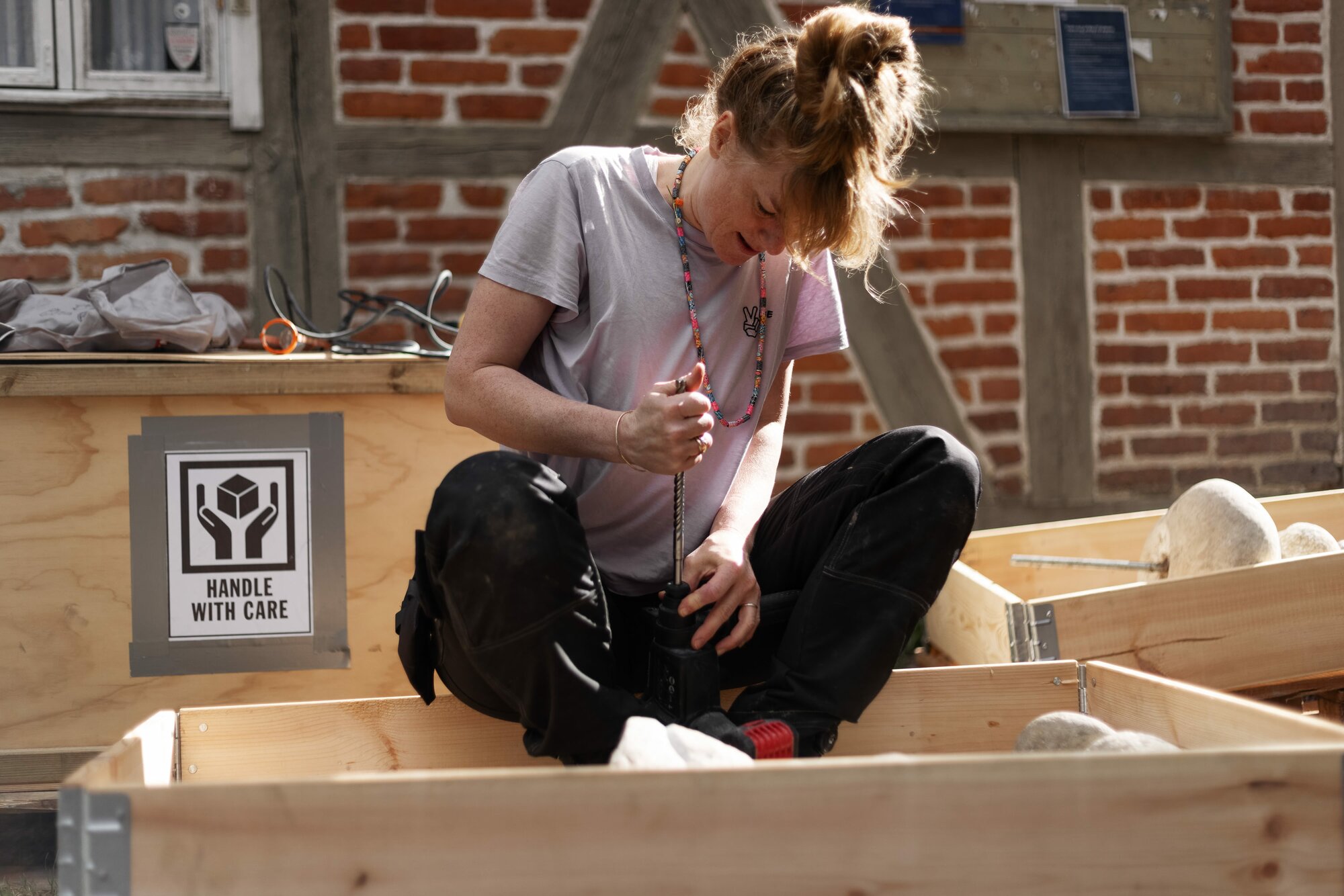 Jennie Bringaker mounting sculptures. Photo: Jan Khür