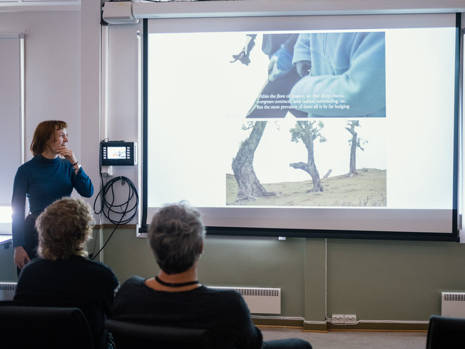 Eline Benjaminsen presenting her work at Sogndalstrand. Photo by Ljerka Kukurin for Coast Contemporary. 
