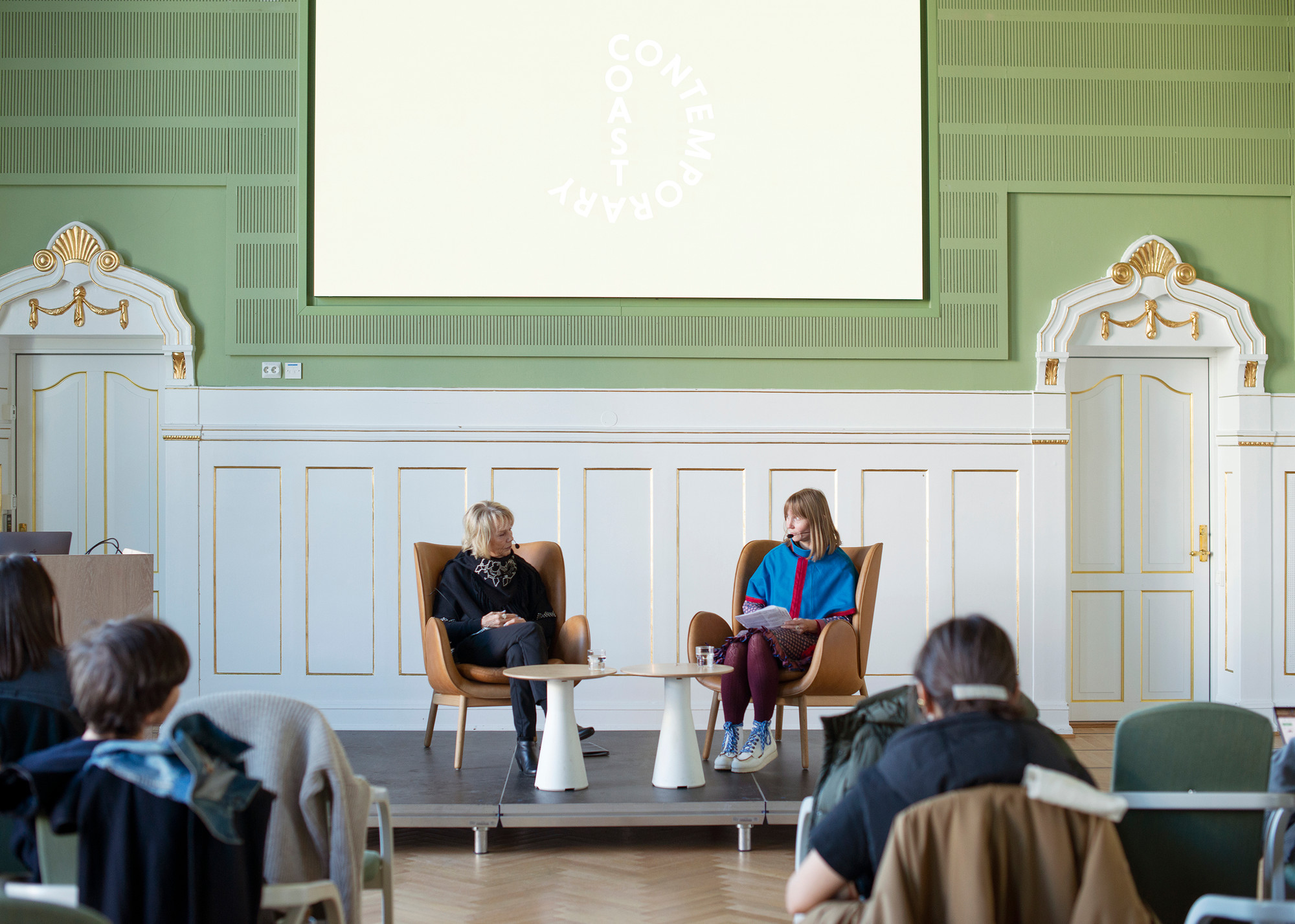 Conversation between Synnøve Persen and Lill Tove Fredriksen. Photo: Mihaly Stefanovicz